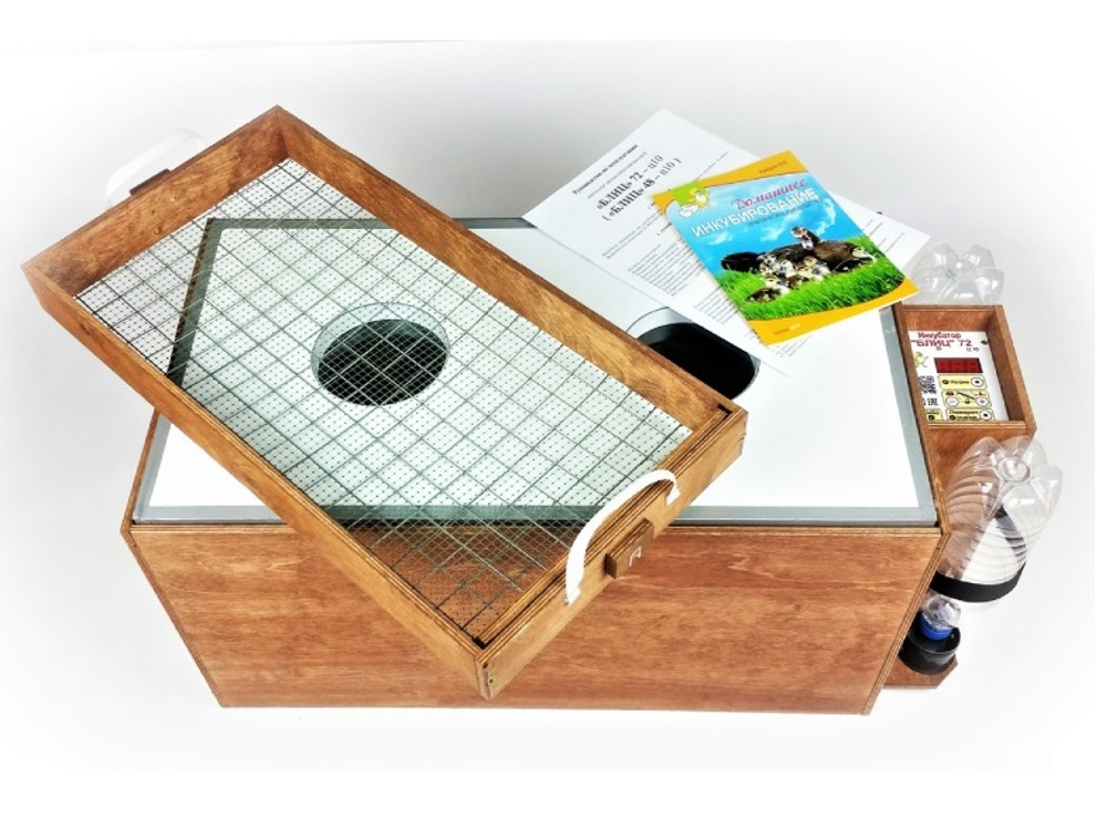 Инкубатор цифровой Блиц 72Ц, деревянный корпус