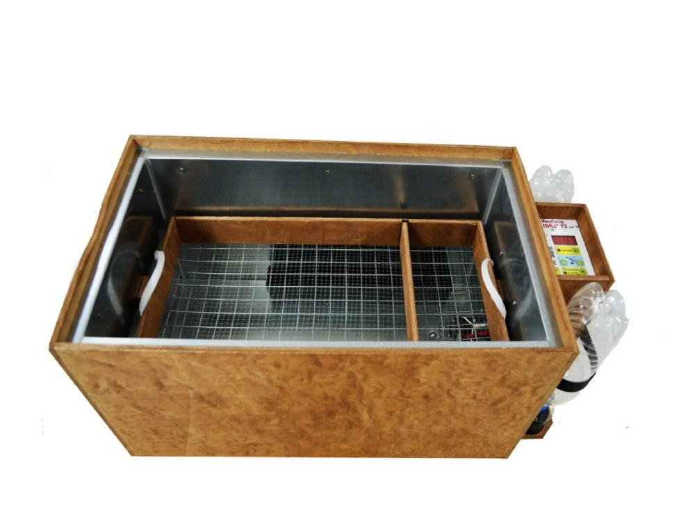 Инкубатор цифровой Блиц 72Ц, деревянный корпус