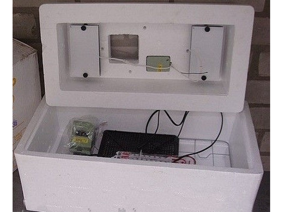 Инкубатор Несушка на 36 яиц арт. 70Г (автомат, гигрометр, аналог. с табло) 