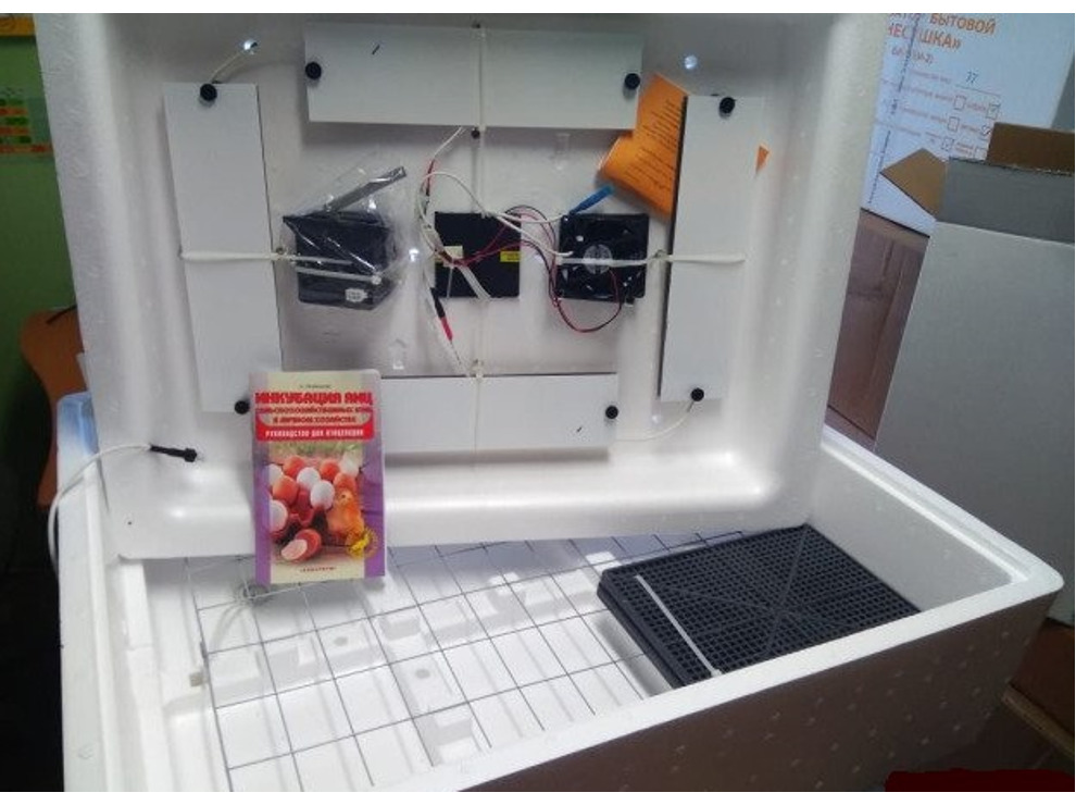 Инкубатор Несушка на 104 яйца арт. 64ВГ (автомат, гигрометр, цифр. табло, вентиляторы, 220+12В) 